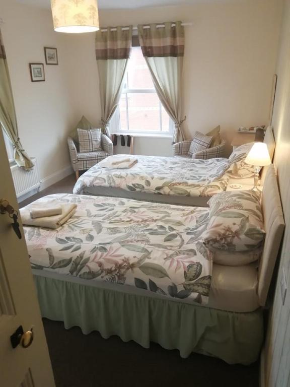 Postel nebo postele na pokoji v ubytování Lion Hotel