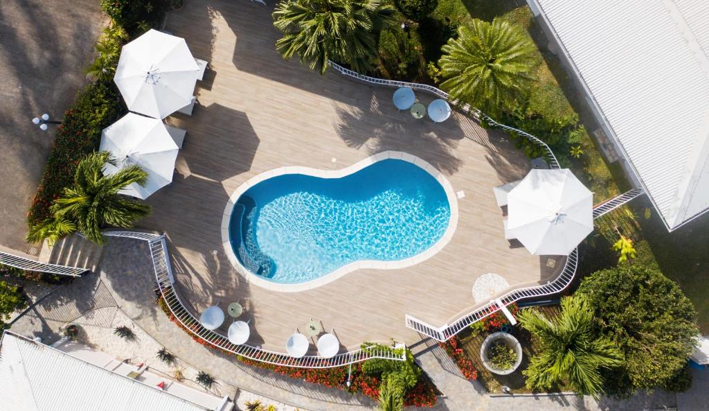 an overhead view of a swimming pool at a resort at Ti Verger in Sainte-Luce