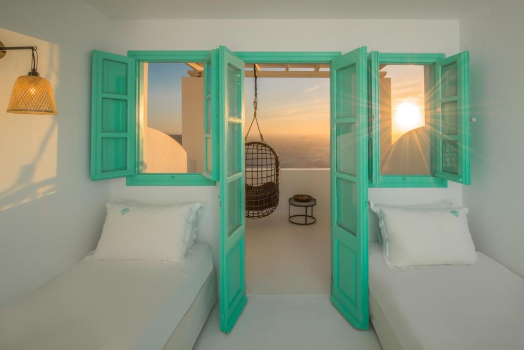 Simple Sophie Santorini photo 2