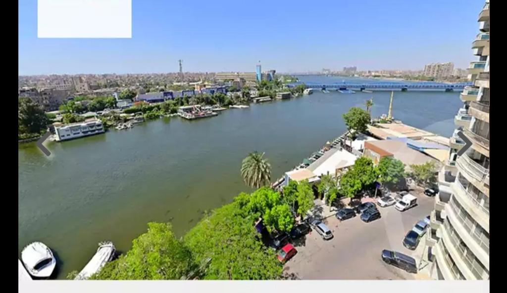 Blick auf einen Fluss mit Booten im Wasser in der Unterkunft Omar Apartment in Kairo