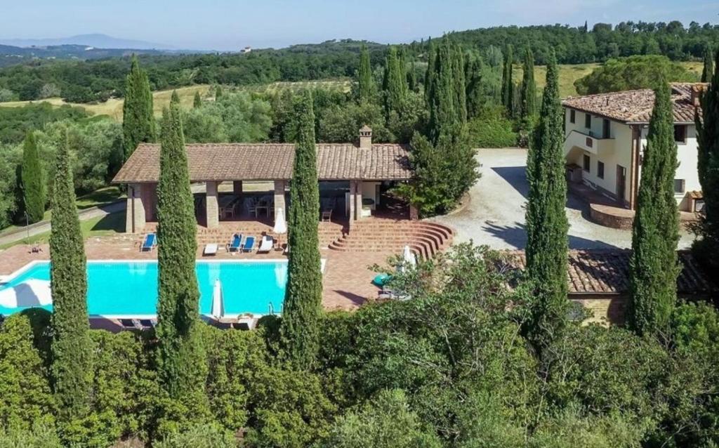- une vue aérienne sur une villa avec une piscine et des arbres dans l'établissement Villa Cerretello 22 by Halldis, à Montaione