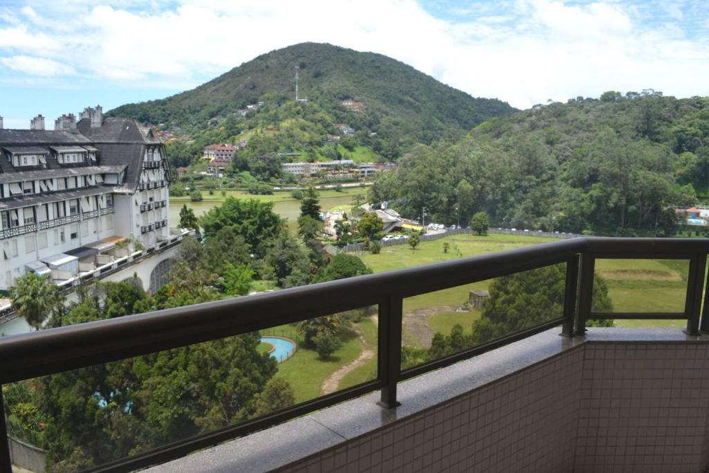 uma varanda com vista para uma montanha em Apartamento Inteiro com Vista do Lago Quitandinha em Petrópolis
