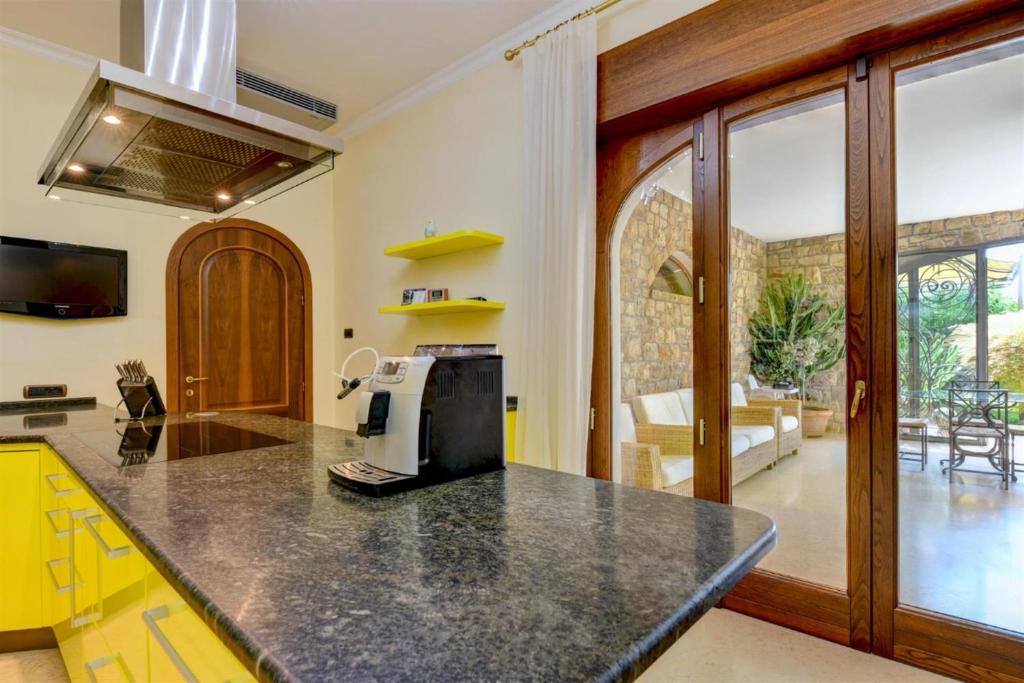 Televízia a/alebo spoločenská miestnosť v ubytovaní Private Luxury Villa with Pool