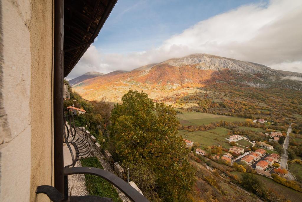Nespecifikovaný výhled na hory nebo výhled na hory při pohledu z hotelu