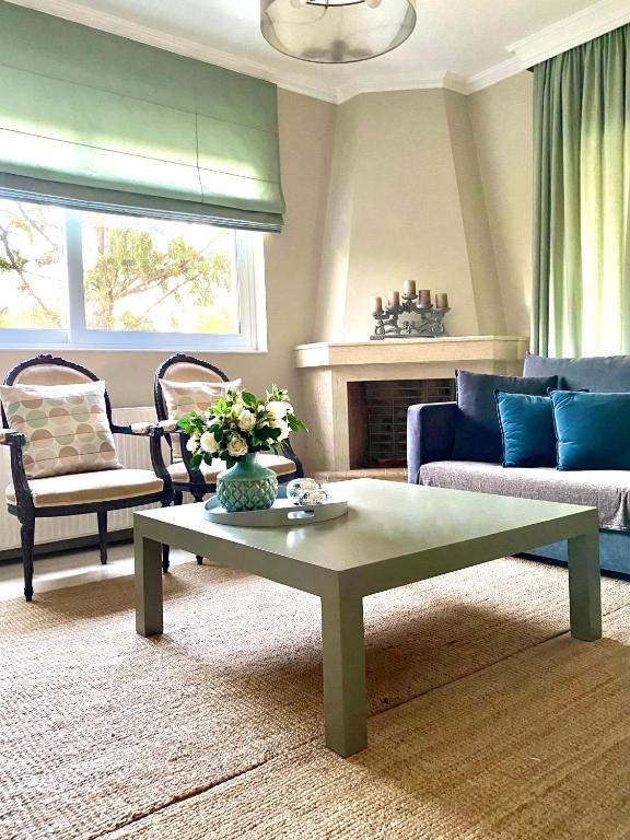 Posedenie v ubytovaní Marousi Boutique Apartment