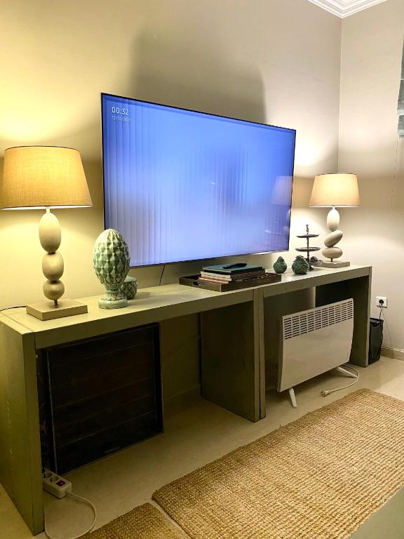 Televízia a/alebo spoločenská miestnosť v ubytovaní Marousi Boutique Apartment