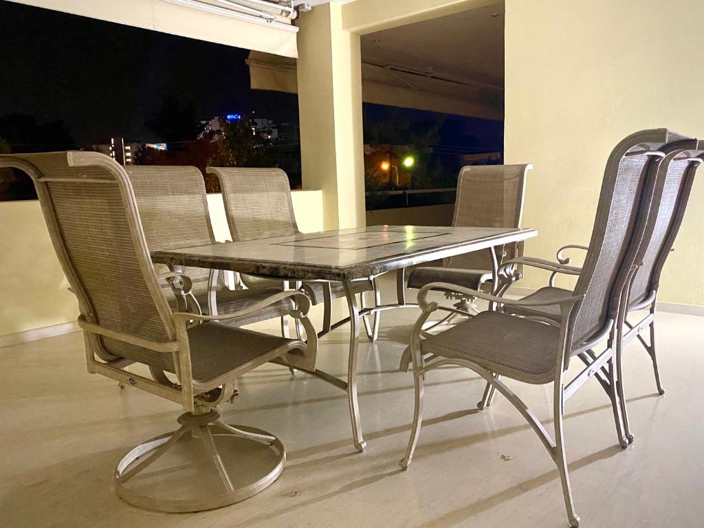 Posedenie v ubytovaní Marousi Boutique Apartment