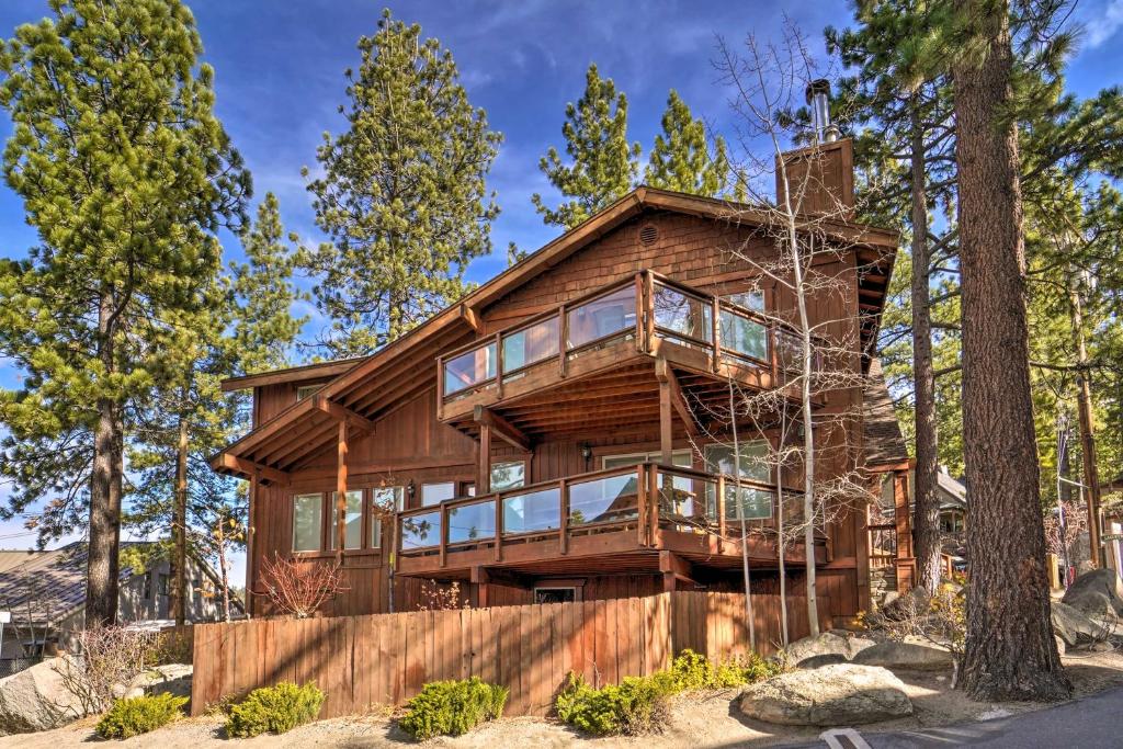 uma casa de madeira na floresta com uma árvore em Lake Tahoe Shoreside Retreat Stunning Lake Views! em Elk Point