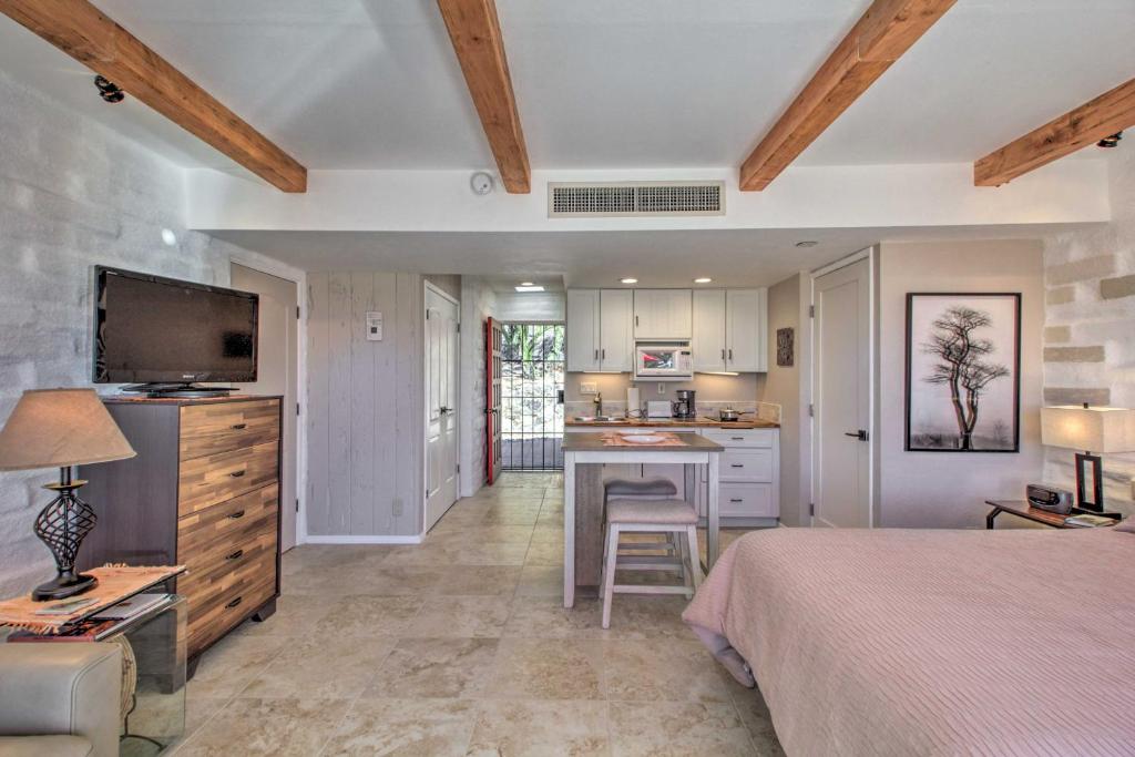 1 dormitorio con 1 cama y cocina con mesa en Catalina Mountain Studio Tucson Valley Views en Tucson