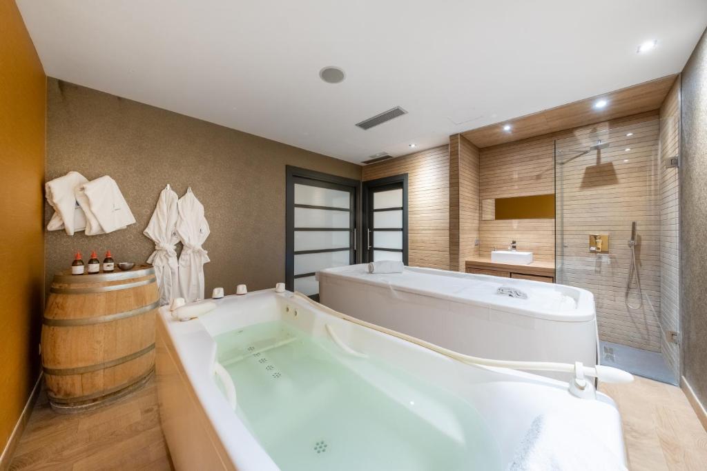 A bathroom at Castilla Termal Monasterio de Valbuena