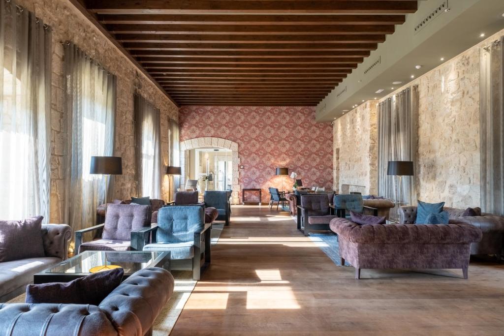 A seating area at Castilla Termal Monasterio de Valbuena