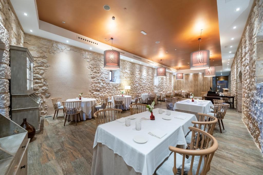 A restaurant or other place to eat at Castilla Termal Monasterio de Valbuena