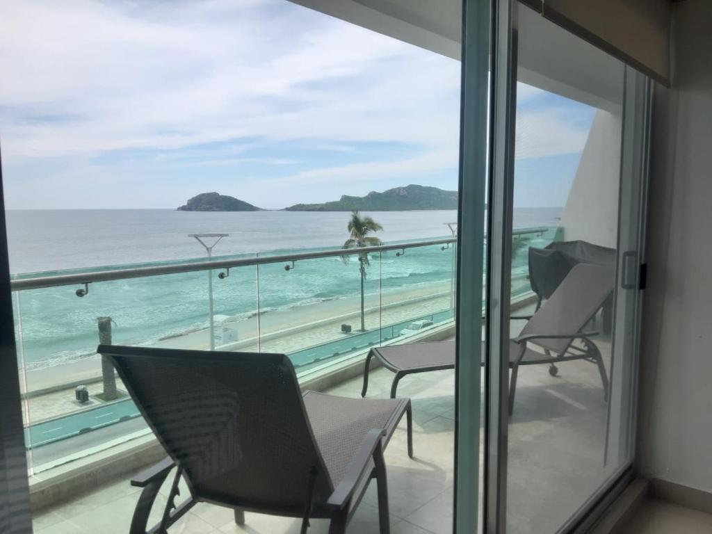 a balcony with a view of the ocean at Hermoso y moderno departamento frente al malecón con preciosa vista al mar in Mazatlán