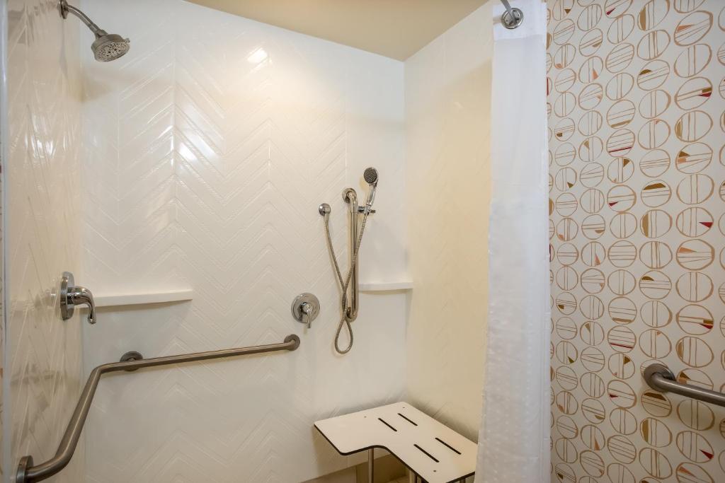 Holiday Inn - Gulfport-Airport, an IHG Hotel - King Room - Entendre Accessible