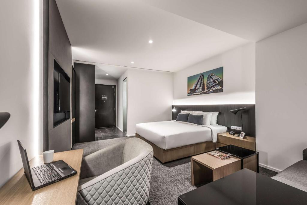 een hotelkamer met een bed en een bank bij Hyatt House Kuala Lumpur, Mont Kiara in Kuala Lumpur
