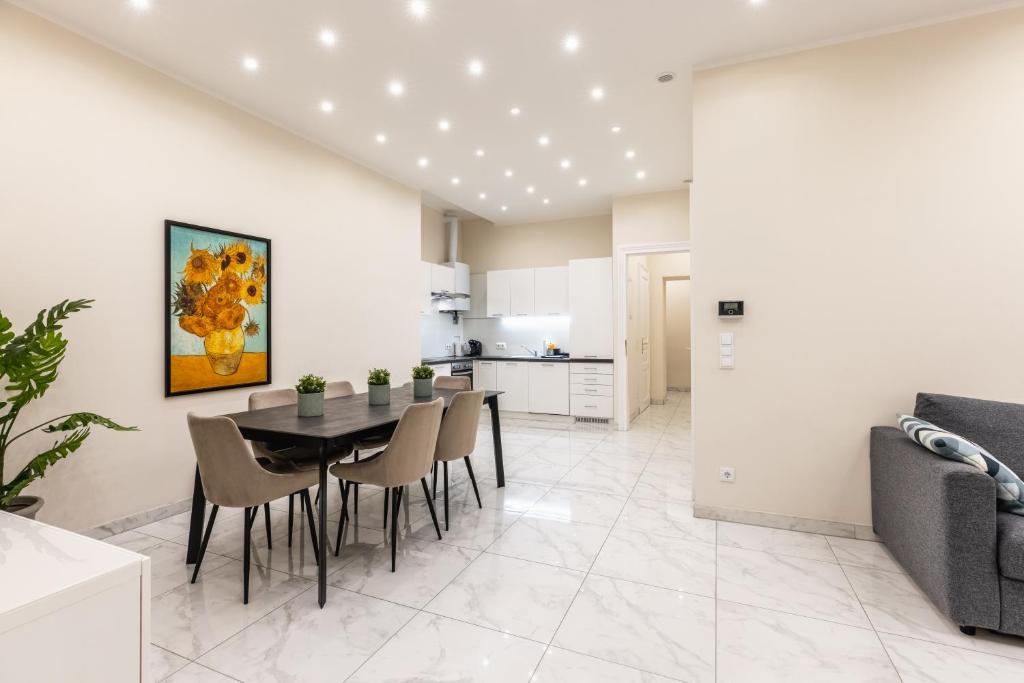 Hotel Spacious 2 bedroom apartment nearby center, a kitchen and dining room with a table and chairs at Spacious 2 bedroom apartment nearby center in Vienna