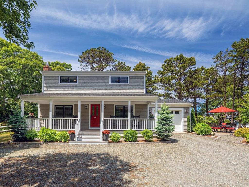 uma casa branca com uma porta vermelha em Chic Spacious Home Half a Mile From Commercial Street em Provincetown