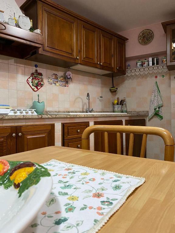 A kitchen or kitchenette at Appartamento in Borgo storico (San Vito Romano)