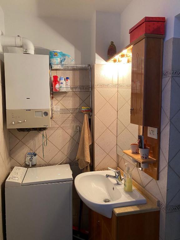 A bathroom at Appartamento in Borgo storico (San Vito Romano)