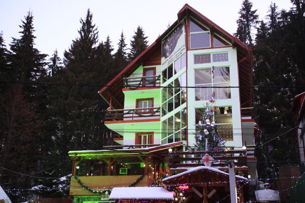 una casa con un albero di Natale davanti di Villa Select a Predeal