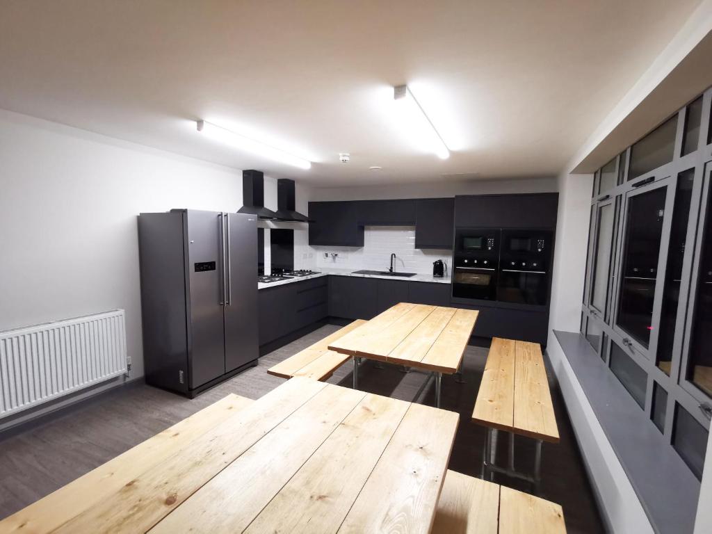 Kuchyň nebo kuchyňský kout v ubytování Cwtsh Hostel