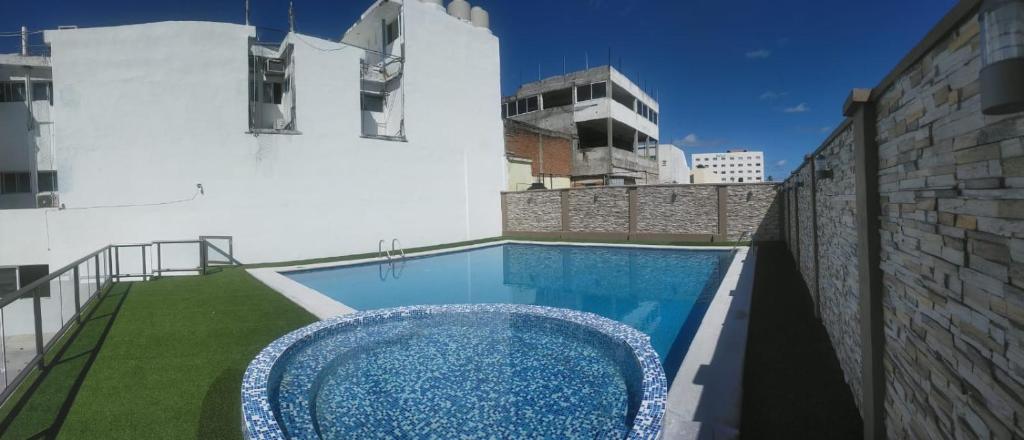una piscina en la azotea de un edificio en Hotel Tucán Veracruz en Veracruz