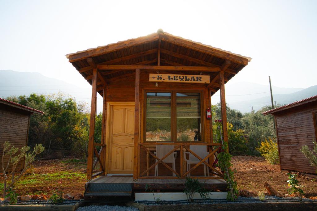 ein kleines Gebäude mit einer Telefonzelle in einem Hof in der Unterkunft Alpstar Camping & Restaurant in Geyikbayırı