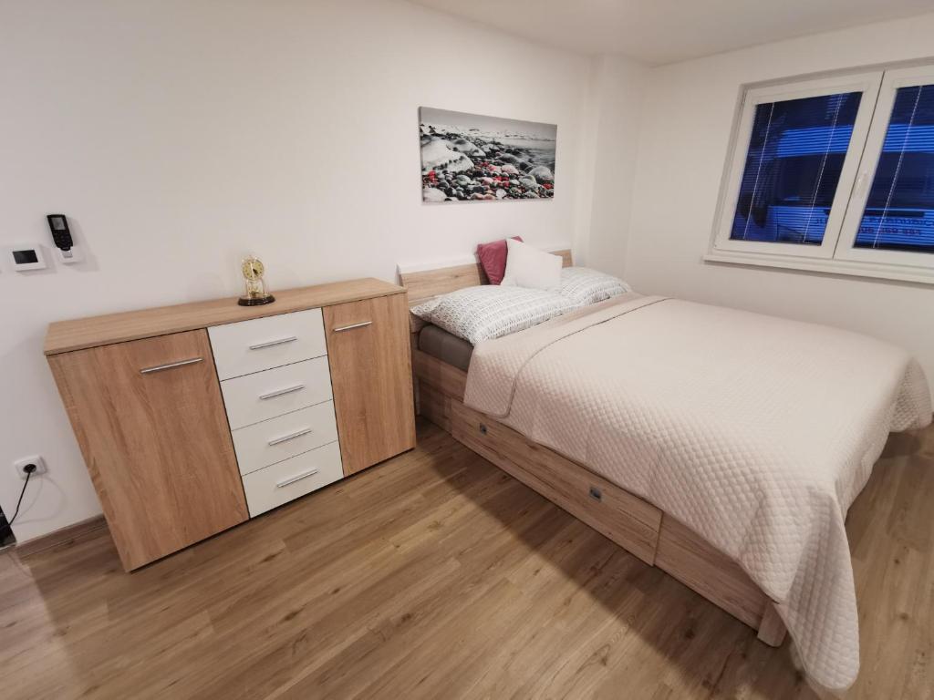 Postel nebo postele na pokoji v ubytování Apartmány Svítkov 79