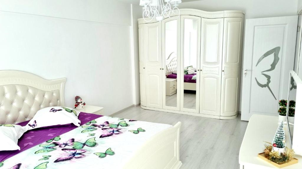 Ένα ή περισσότερα κρεβάτια σε δωμάτιο στο White Apartament, Brăila