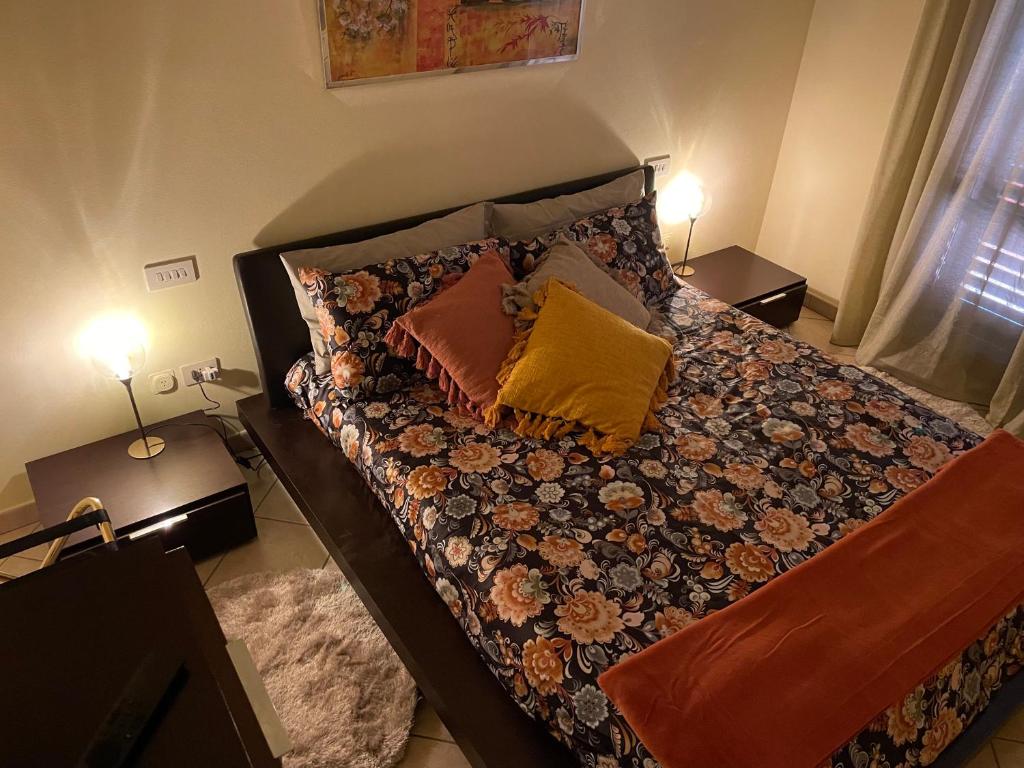 uma cama com almofadas num quarto em The Loft E&E Blue Sky em Empoli