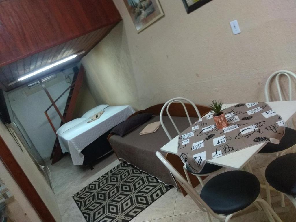 a room with a table and chairs and a bed at Apto Boss Campos in Campos dos Goytacazes
