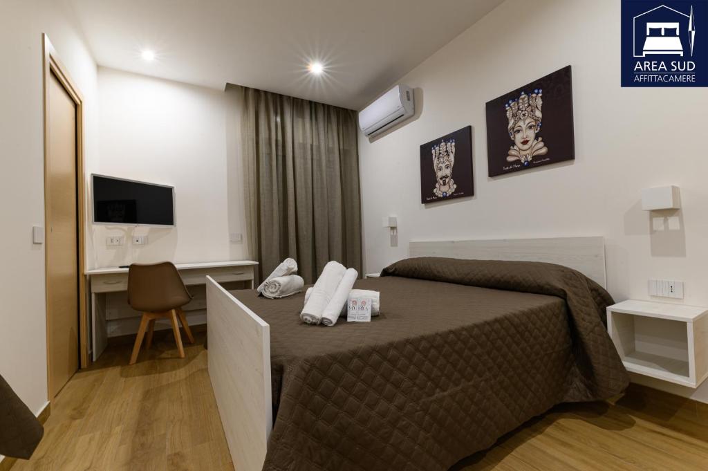 Habitación de hotel con cama y escritorio en Area Sud, en Canicattì