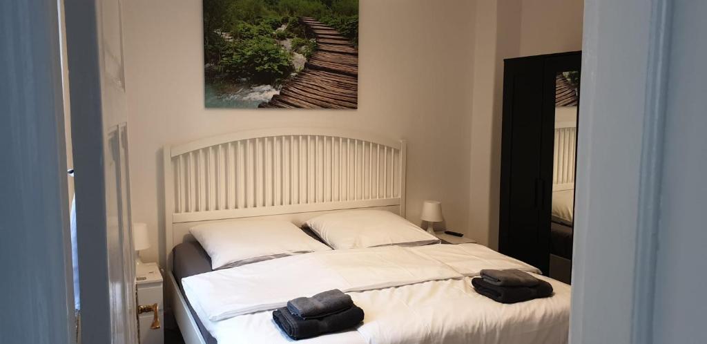 1 dormitorio con 1 cama con 2 toallas en Pension Italia en Lübeck