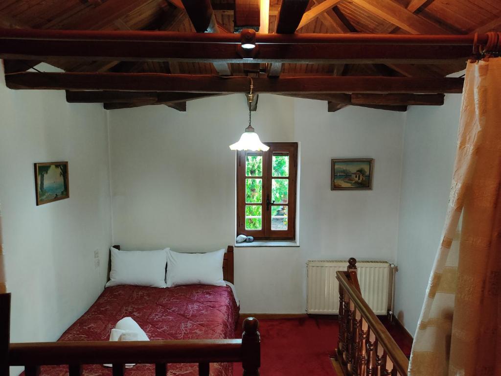 Postel nebo postele na pokoji v ubytování Archontiko Repana - Makrinitsa Stone Retreat