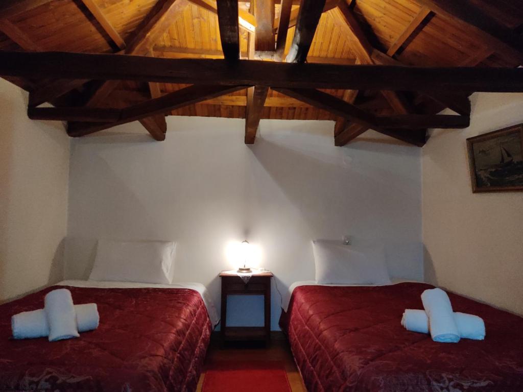Postel nebo postele na pokoji v ubytování Archontiko Repana - Makrinitsa Stone Retreat