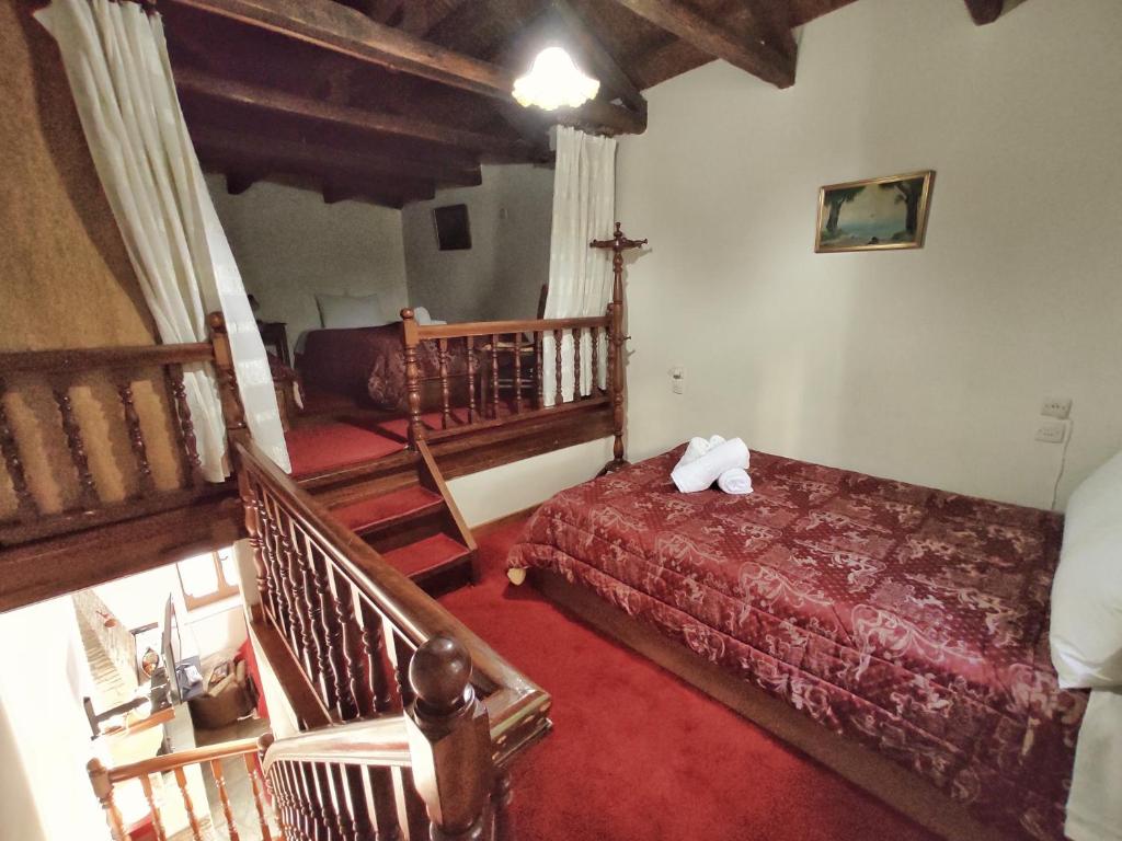 Postel nebo postele na pokoji v ubytování Archontiko Repana - Makrinitsa Stone Retreat