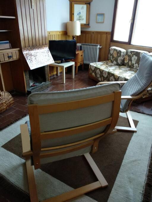 ein Wohnzimmer mit Sessel und Couch in der Unterkunft Peña del viento a pie de pistas estación San Isidro in Puebla de Lillo