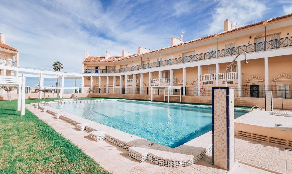 une piscine en face d'un bâtiment dans l'établissement Sunny Time La Mata, à Torrevieja