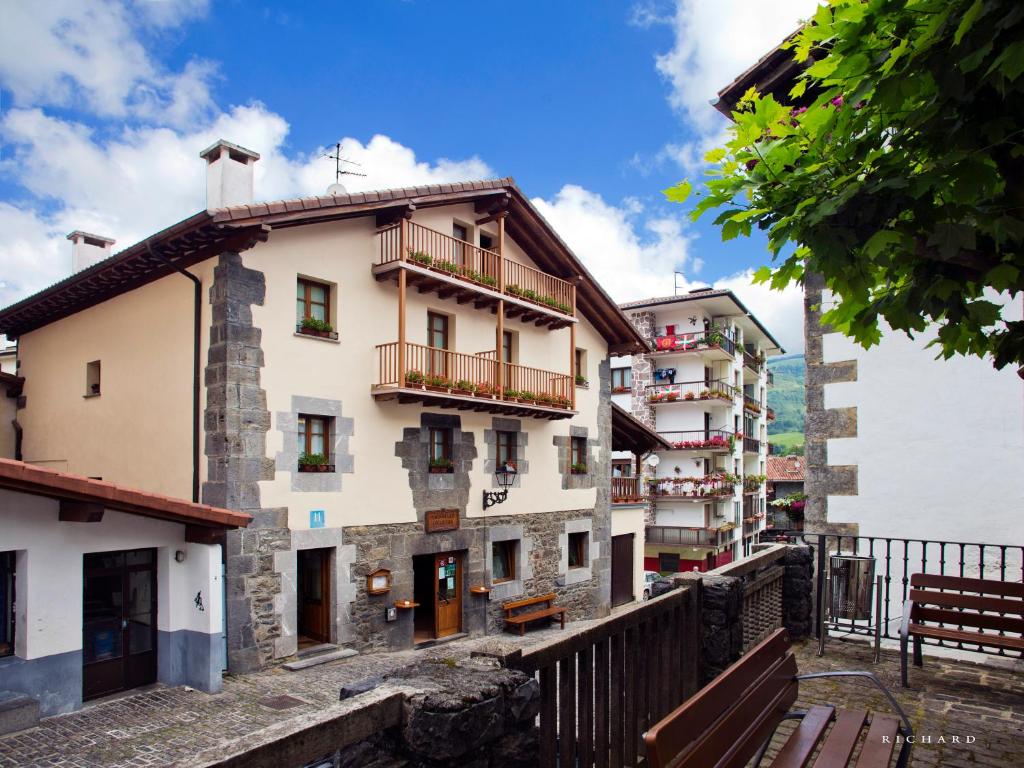 un edificio con balcones en un lateral en Hostal Musunzar, en Leitza