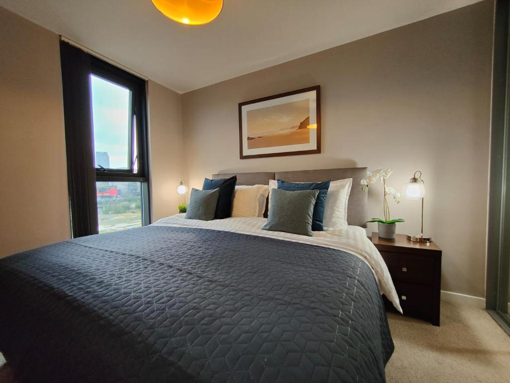 una camera con un grande letto e una finestra di Luxury City Centre 2 bedroom apartment a Sheffield
