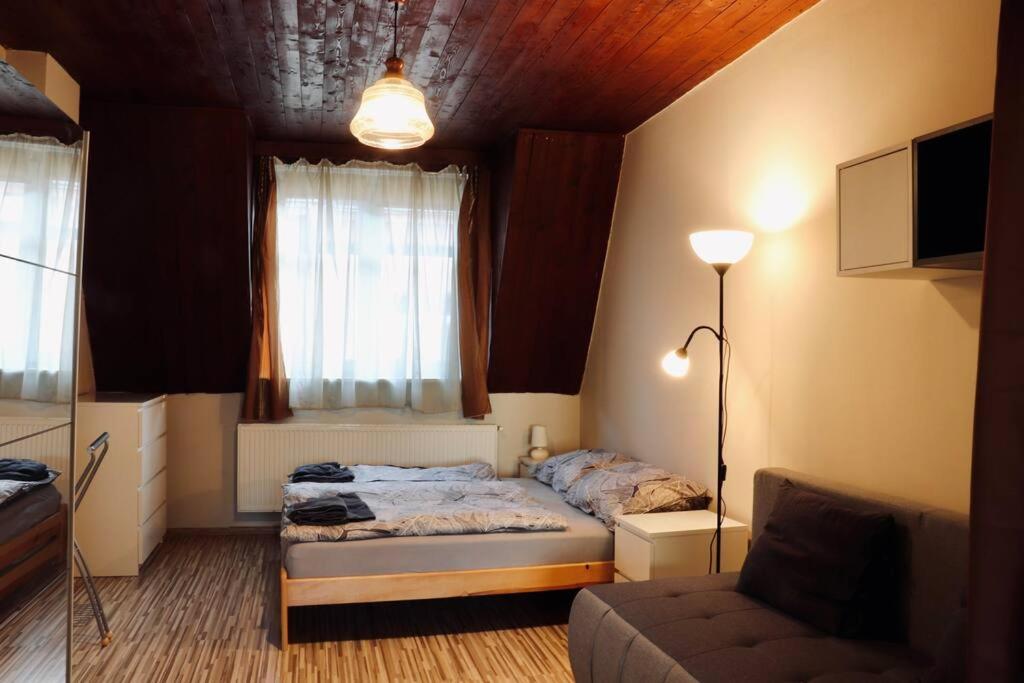 Säng eller sängar i ett rum på Modern APT with river view near city center&train