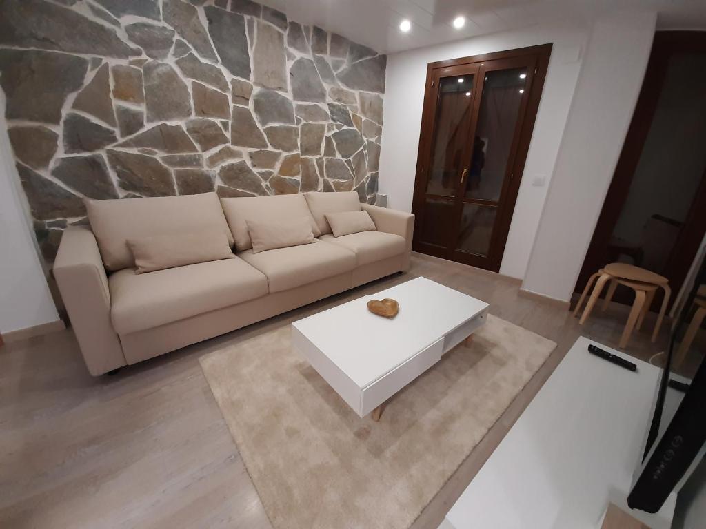 sala de estar con sofá y mesa de centro en Bozocarro Descanso, en Sallent de Gállego