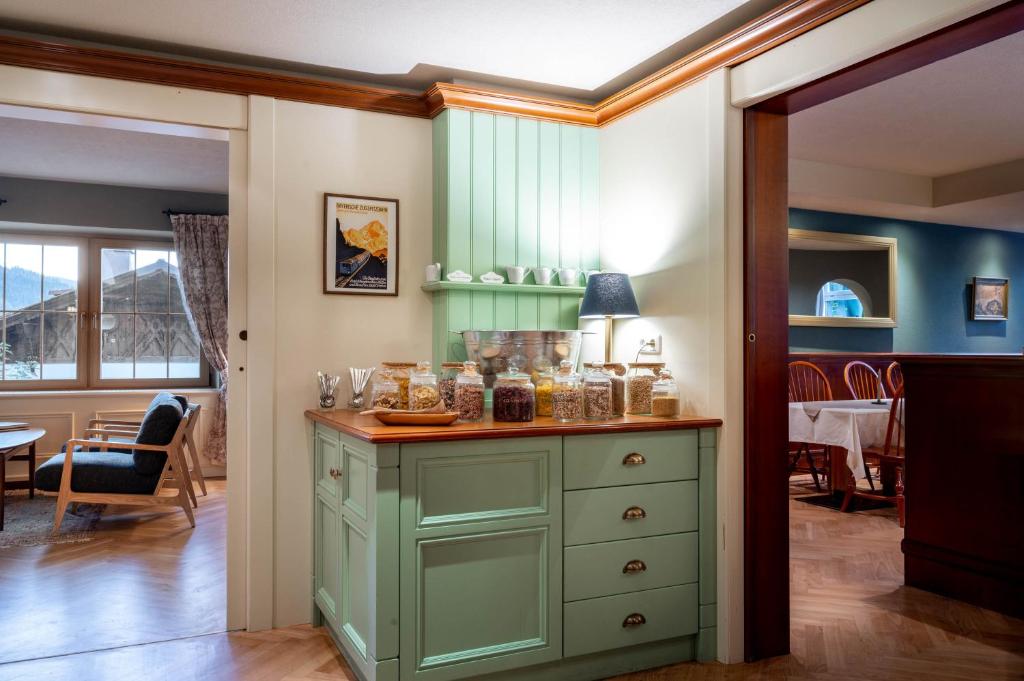 Kuchyň nebo kuchyňský kout v ubytování Boutique Hotel Bellevue Lermoos