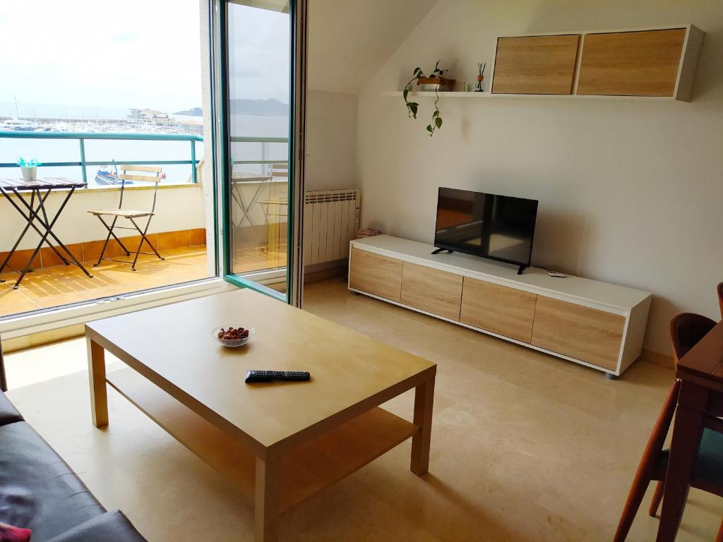 Telewizja i/lub zestaw kina domowego w obiekcie Precioso ático con vistas a pie de playa