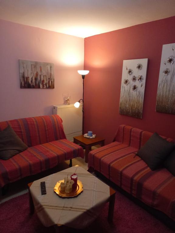 Sala de estar con 2 sofás y mesa en Nasos's Country House, en Porto Rafti