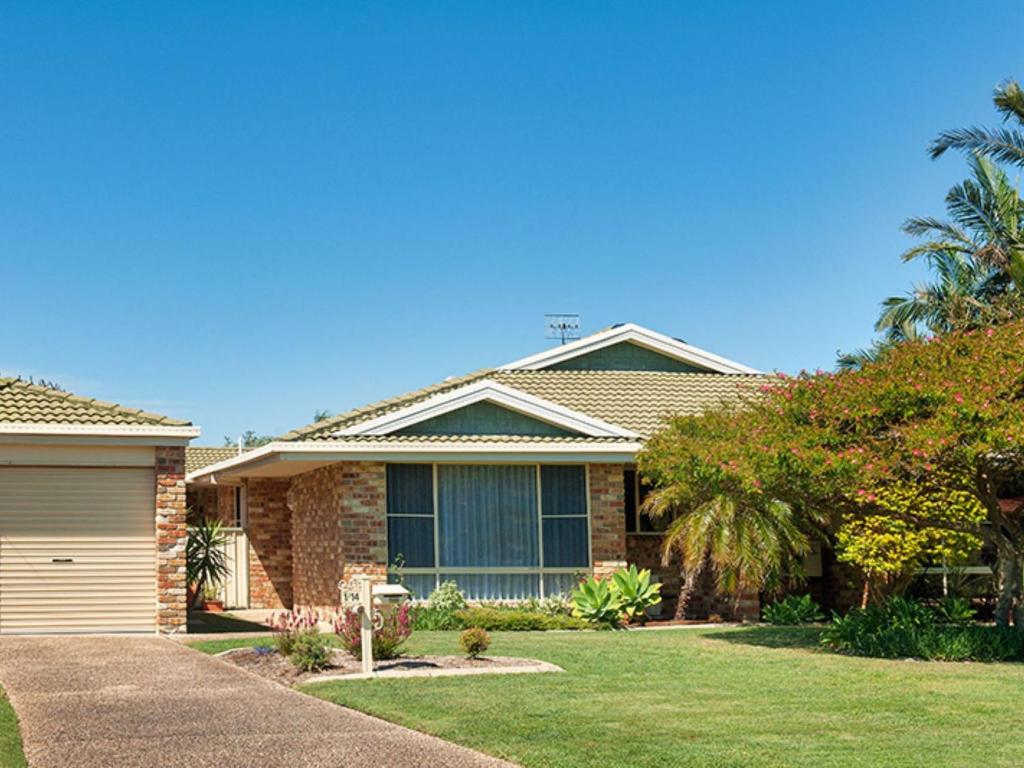 Pebbles By The Beach 1 home away from home, Fingal Bay Updated 2024