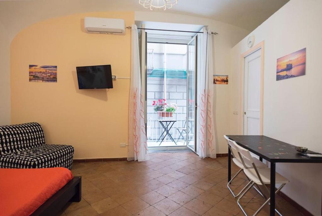 Televízia a/alebo spoločenská miestnosť v ubytovaní Napoli centro apartment A balcony in the heart of naples