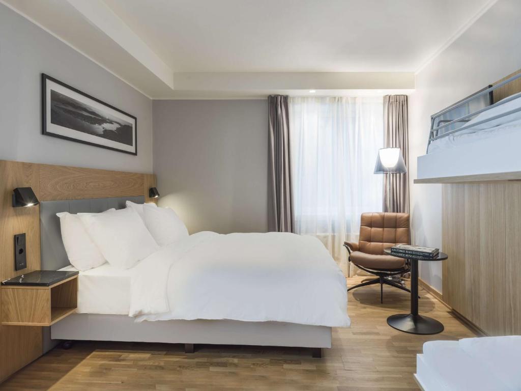 
Family Room (2 Adults + 2 Children)
