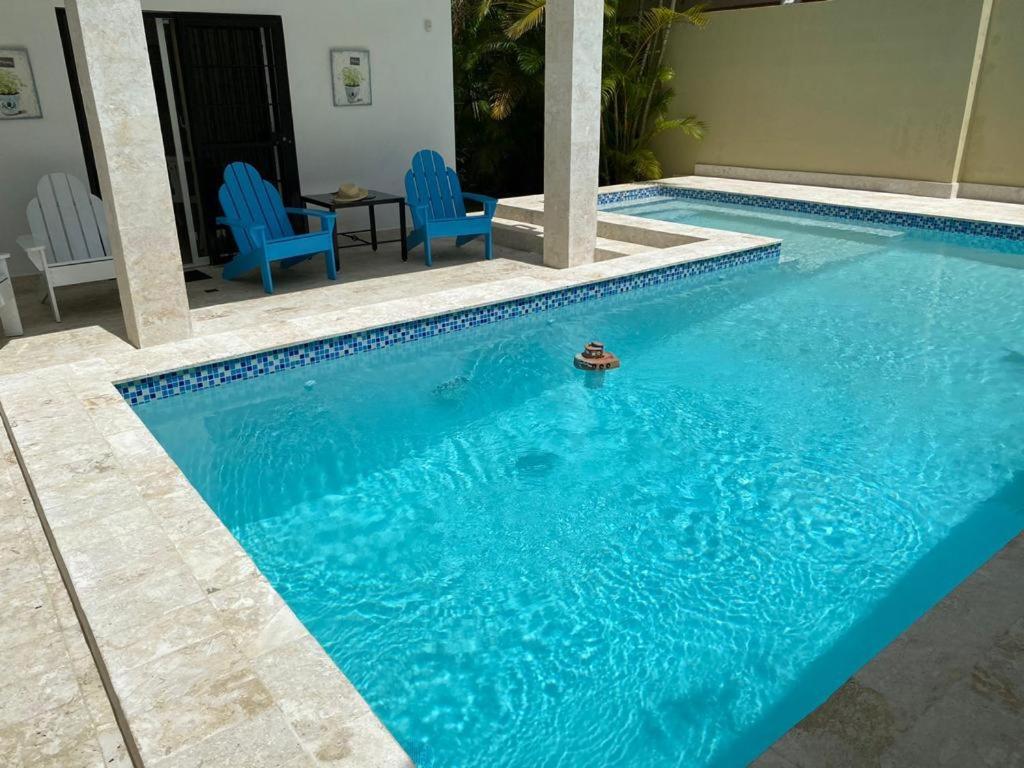 Villa Amatista في سان فيليبي دي بويرتو بلاتا: مسبح مع كرسيين ازرق وطاولة