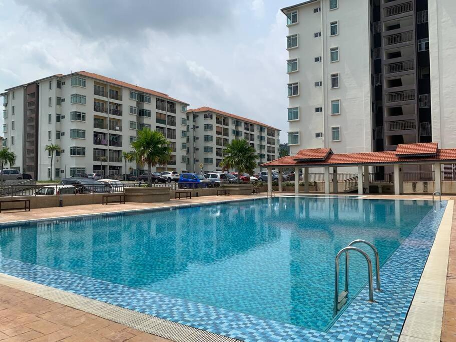 ein großer Pool vor einigen Gebäuden in der Unterkunft Inap Kayangan @ Puncak Alam with Swimming Pool in Bandar Puncak Alam